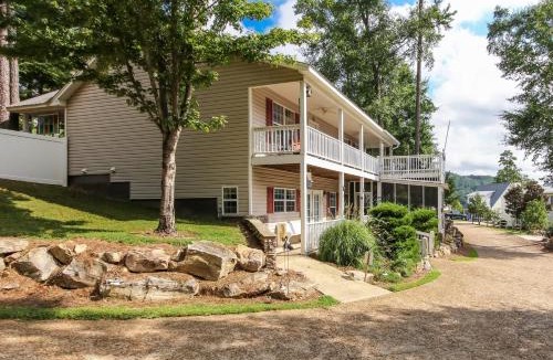 Leesburg House | House #14 Pelican Sunrise (no pets) Lake View