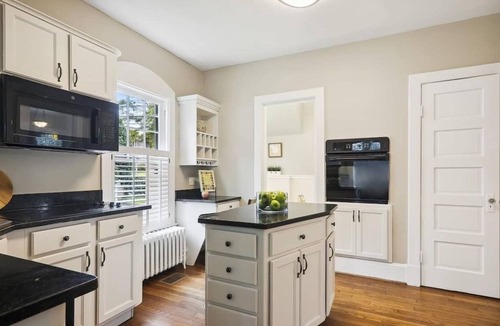 Bethesda House | House Magruder - Historic 4BR/3B in charming Bethesda