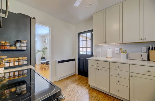 Cambridge House | House on Water: Cambridge Cottage w/BBQ, Fire Pit, & Balcony