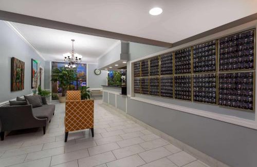 Waukegan Hotel | Howard Johnson by Wyndham Waukegan Great Lakes