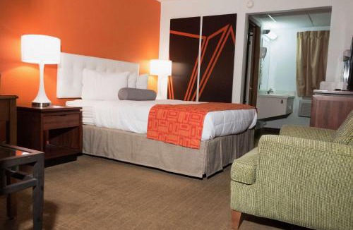 Waukegan Hotel | Howard Johnson by Wyndham Waukegan Great Lakes
