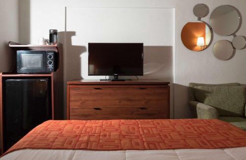 Waukegan Hotel | Howard Johnson by Wyndham Waukegan Great Lakes