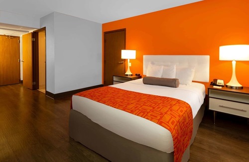 Waukegan Hotel | Howard Johnson by Wyndham Waukegan Great Lakes