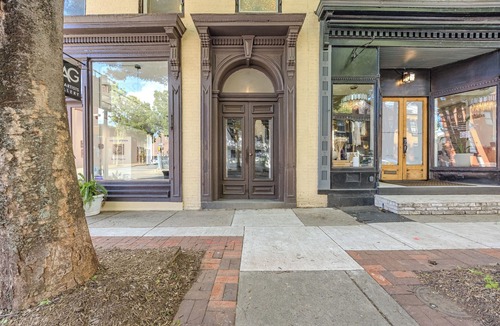 Downtown Apartment | Huge 1br apt, baby-friendly, dogs, walkable downtown