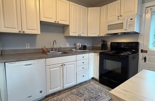 York Apartment | Huge 4 bedroom in Historic District a short walk from york hospital. Garage park