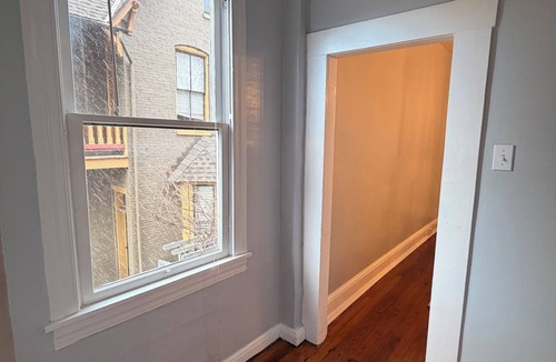 York Apartment | Huge 4 bedroom in Historic District a short walk from york hospital. Garage park