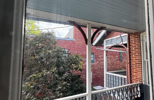 York Apartment | Huge 4 bedroom in Historic District a short walk from york hospital. Garage park