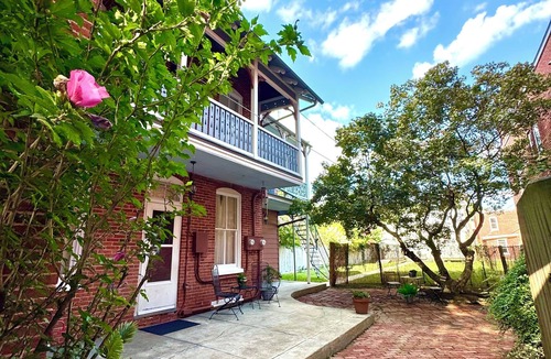 York Apartment | Huge 4 bedroom in Historic District a short walk from york hospital. Garage park