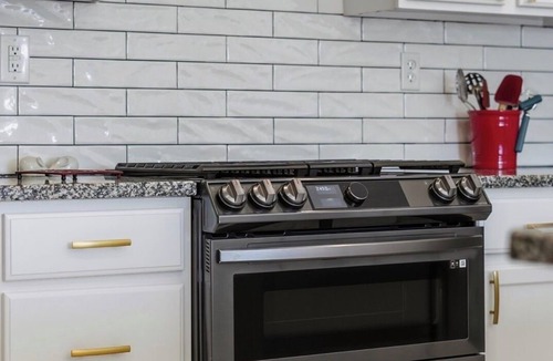Lincoln House | Huge 5BR Modern Home w/Fenced Yard. Sleeps Large Groups & Families Welcome