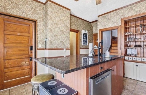 Dubuque House | Huge 6-bedroom Dutch Colonial Mansion in tranquil Dubuque Historic Neighborhood!