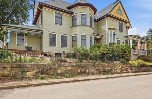 Dubuque House | Huge 6-bedroom Dutch Colonial Mansion in tranquil Dubuque Historic Neighborhood!