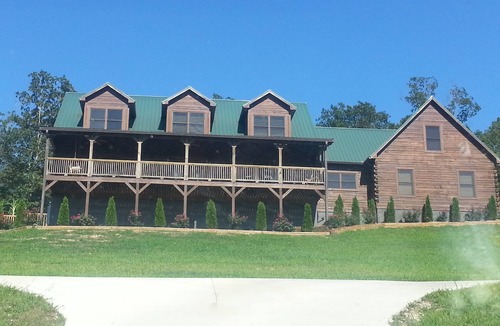 Tunnel Hill Cabin | Huge cabin! Sits on a hillside with unprecedented mountain and sunset views.