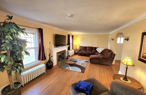 Loves Park House | Huge deck & yard Near Indoor Sports Arena! Spacious! Smart TVs! Fast Wifi! Cozy.