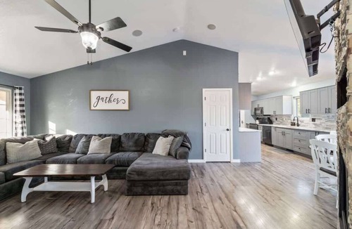 Ankeny House | Huge Home, Gym, Game Room, Spa, BBQ, Near I-35