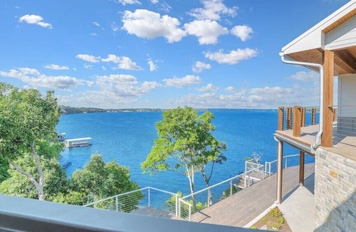 Langley House | Huge Luxury Lakehouse + Dock + Firepit + Private Waterfall, Pontoon for rent!