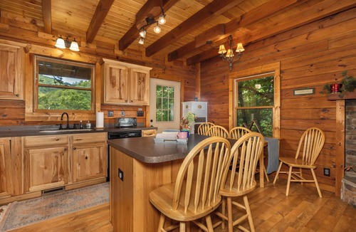 Deep Gap Cabin | Hurricane Hideaway*Hot Tub*Game Rm*Views*PetsOK
