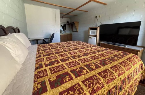 Bartlesville Hotel | Hwy 75 Family-Friendly Stop | Budget-Friendly Stay | Regal Theater Access