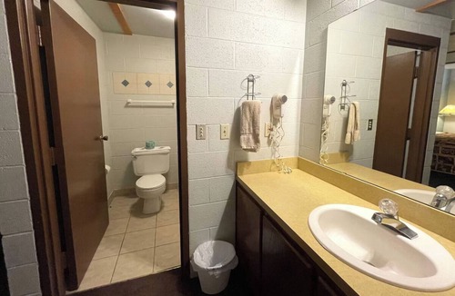 Bartlesville Hotel | Hwy 75 Family-Friendly Stop | Budget-Friendly Stay | Regal Theater Access