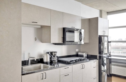 River North Apartment | Ideal Lincoln Park Studio w/W/D & Lounge, 2 blocks from L, by Blueground