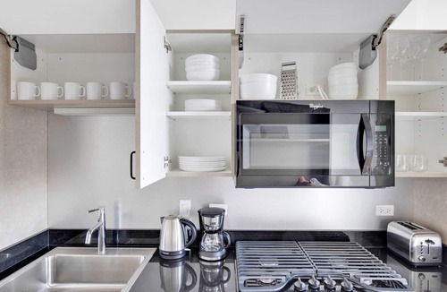 River North Apartment | Ideal Lincoln Park Studio w/W/D & Lounge, 2 blocks from L, by Blueground