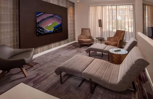 Columbia Hotel | Ideal Mix of Comfort and Value! Indoor Swimming Pool, Pets are Welcome!
