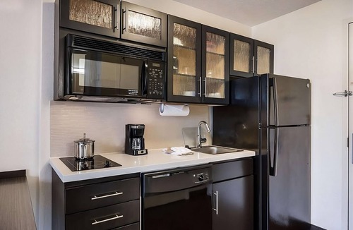 Waukegan Apartment | Ideal Mix of Comfort and Value! 2 Modern Units, Full Kitchen, Pets Allowed!