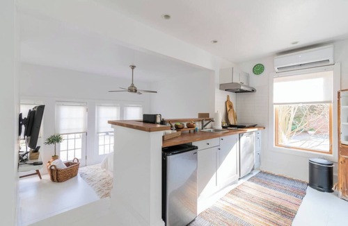 Matthews House | Idlewild Studio: Scandinavian studio just 20min to uptown