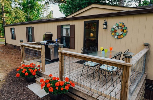 Dalton House | Idyllic, mins to I-75 & Dalton NEW to VRBO, 5 star reviews, trails nearby