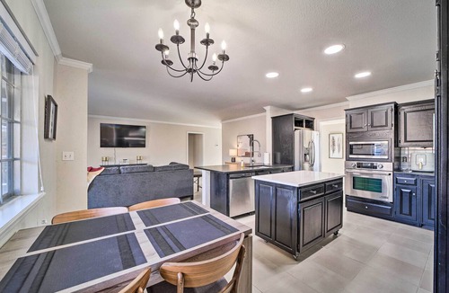 South Tulsa Cottage | Immaculate 'woodland View' Retreat w/Hot Tub