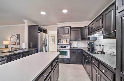 South Tulsa Cottage | Immaculate 'woodland View' Retreat w/Hot Tub