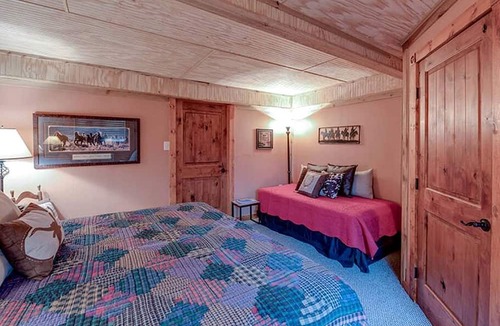 Carmine Cabin | Impressive Wooden Cabin in Round Top, Texas