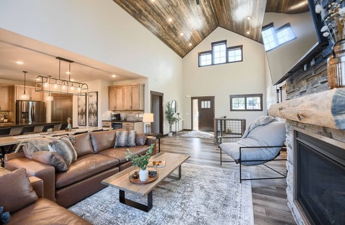 Lead Cabin | Incredible New 3200+ Sq. Ft. Lodge w/Arcades, Shuffleboard, Hot Tub, Paved!