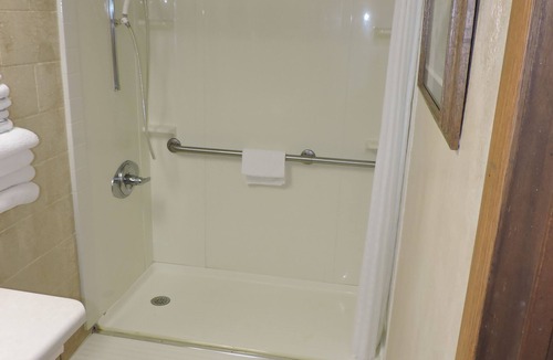 Albia Hotel | Indian Hills Inn & RV Park