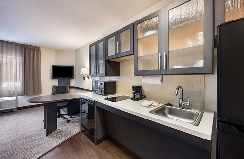 Linthicum Heights Hotel | Indulge in Home Like Comfort! Full Kitchen, Pet-Friendly Property