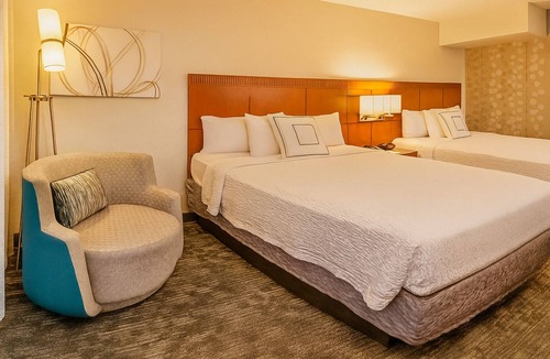 Rosslyn Hotel | Indulge in Home Like Comfort! 4 Pet-friendly Units, Parking, Onsite Starbucks!