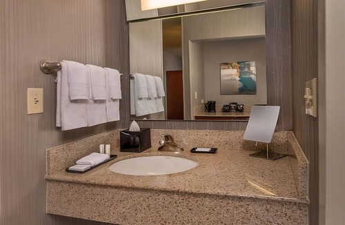 Rosslyn Hotel | Indulge in Home Like Comfort! 4 Pet-friendly Units, Parking, Onsite Starbucks!