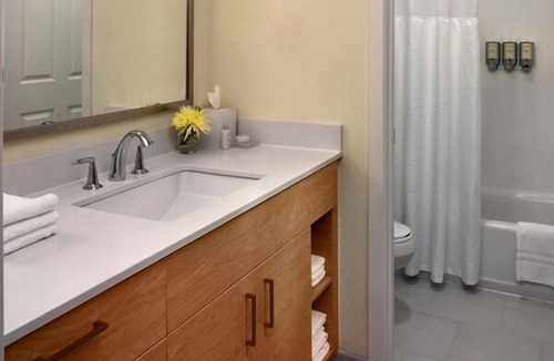 Monmouth Junction Hotel | Indulge in Home Like Comfort! Near Van Dyke Wright Park, Pets are Allowed