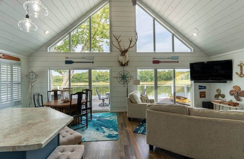 Holcomb House | Insta-worthy Rock River cabin