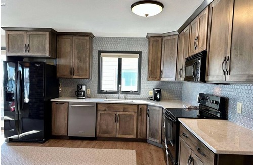 Buena Vista County House | Inviting lakefront 3-bedroom house with AC and Wi-Fi in serene Storm Lake!
