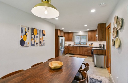 University Heights House | Iowa City 4br Backyard Walk To Stadium 4 Bedroom Home