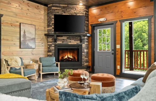 Gatlinburg - Pigeon Forge Villa | Iron Crest- Sleeps 36! Pool, Sauna, 20 Min Smokies