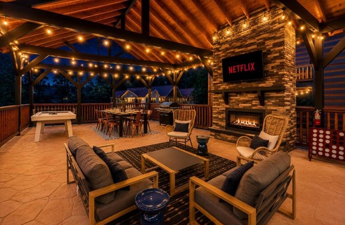 Gatlinburg - Pigeon Forge Villa | Iron Crest- Sleeps 36! Pool, Sauna, 20 Min Smokies