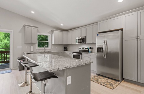 Clear Lake House | Island Park Loft- Sleeps 6 - 2 blocks from PM Park - 2 bed 2 bath.
