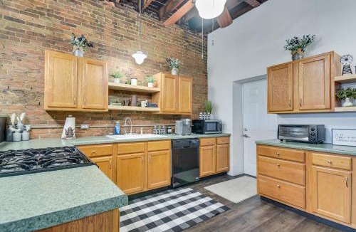 Hannibal Apartment | Jacuzzi Tub & Full Kitchen: Dowtown Hannibal Loft