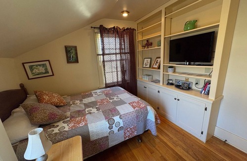 Coon Rapids House | Jane's Room in the Historic Garst Farmhouse at Whiterock Conservancy