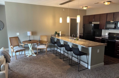 West Des Moines Apartment | Jaunty Jovial Jubilee 2 King End Unit Gym/Pool
