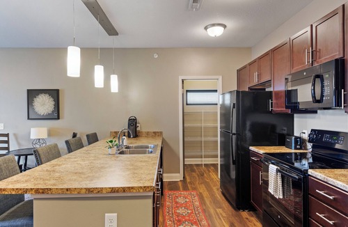 West Des Moines Apartment | Jaunty Jovial Jubilee 2 King End Unit Gym/Pool
