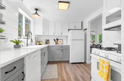 Sioux Falls House | Jaw-dropping artistic mid-century modern home! Close to medical centers