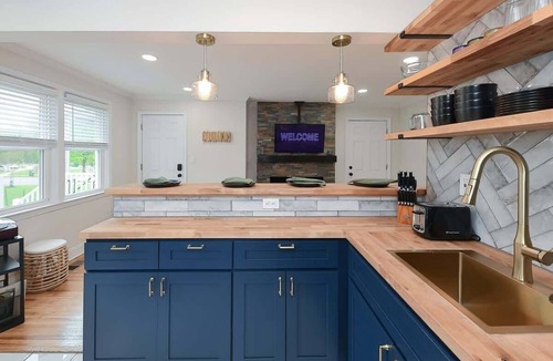 Parkville Apartment | JazzKey Suites & Kindred Retreats/Full Kitchen/Coffee Bar/Good Vibes/WiFi