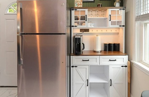 Parkville Apartment | JazzKey Suites & Kindred Retreats/Full Kitchen/Coffee Bar/Good Vibes/WiFi